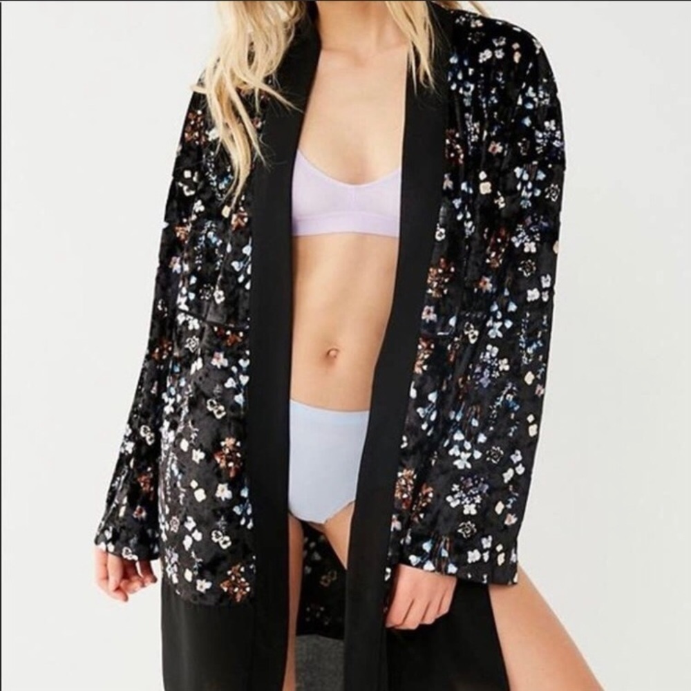 URBAN Outfitters Black Blue Floral Print Velvet Open Komono Duster Women…